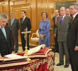 Sus Majestades los Reyes durante la jura del cargo de Santiago Martínez-Vares